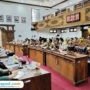 Foto : Sejumlah guru ikut mengadu di DPRD Kabupaten Pati atas kebijakan Pemerintah Pusat mengenai pemutusan tenaga honorer non database BKN. (Sumber. Mitrapost.com/ Ilham)