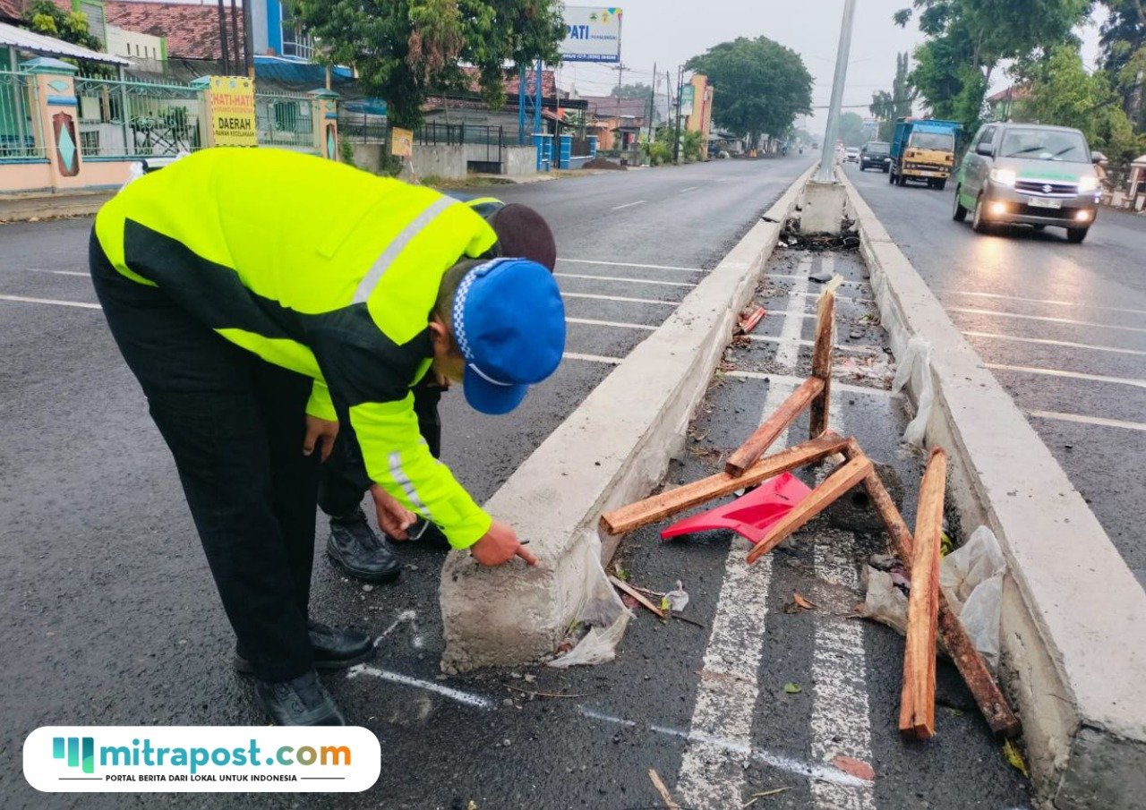 Foto: Satlantas Polresta Pati saat olah TKP kecelakaan di Jalan Raya P. Sudirman, Desa Margorejo, Kecamatan Margorejo (Mitrapost.com/ Satlantas Polresta Pati)