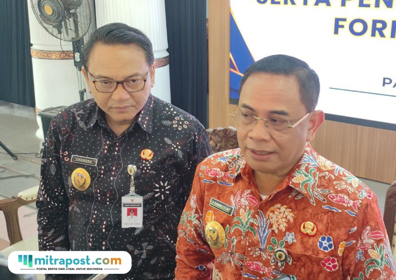 Foto: Bupati Pati, Sudewo didampingi oleh Wakil Bupati Pati Risma Ardhi Chandra saat diwawancara usai pelantikan PPPK di Pendopo Kabupaten Pati (Mitrapost.com/ Kafi)