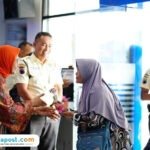 BRI Pati Beri Mawar dan Coklat pada Nasabah Dalam Rangka Sambut Hari Pelanggan 2025/istimewa
