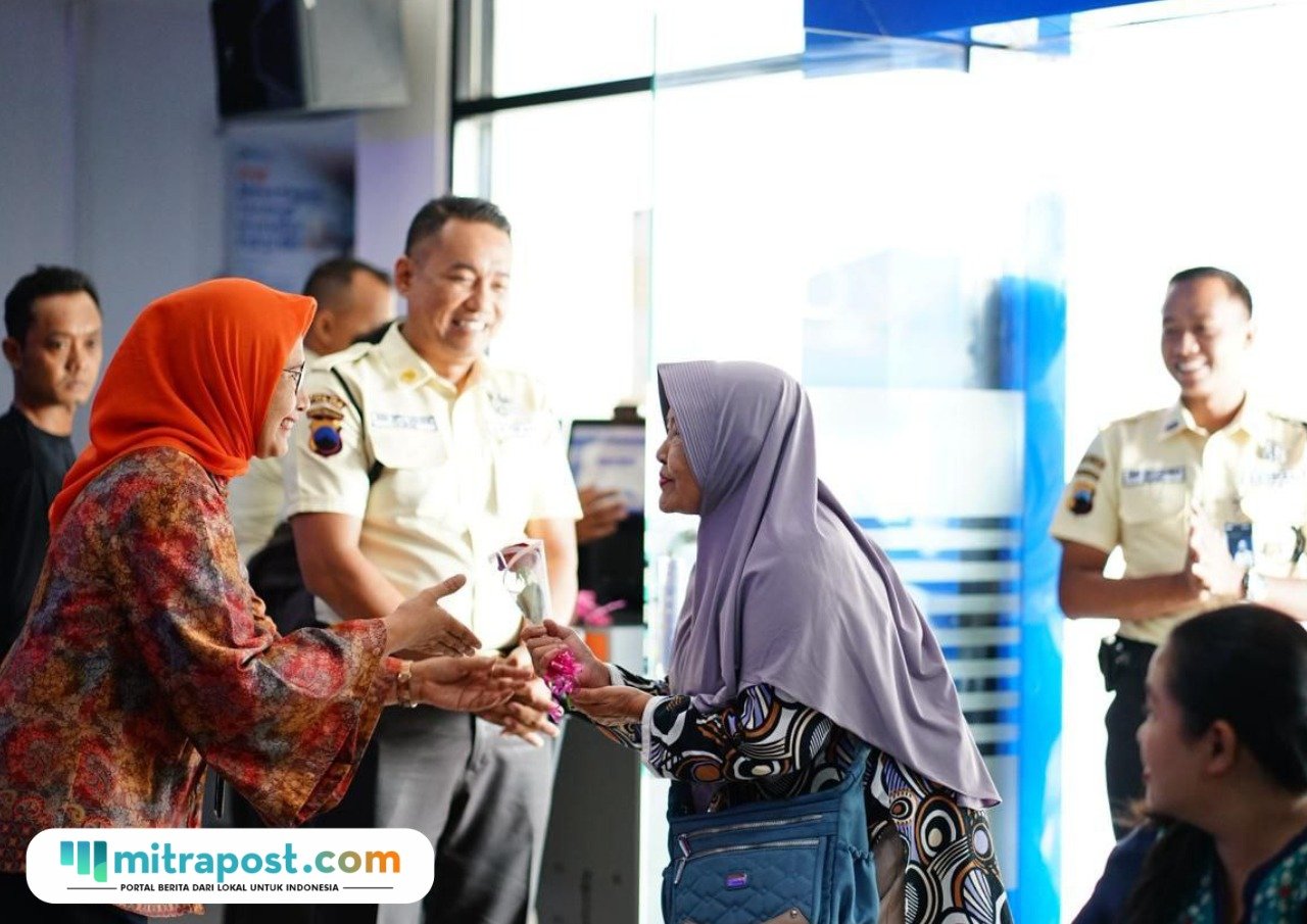 BRI Pati Beri Mawar dan Coklat pada Nasabah Dalam Rangka Sambut Hari Pelanggan 2025/istimewa