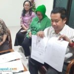 Foto: Ketua Pansus Hak Angket DPRD Kabupaten Pati, Teguh Bandang Waluyo saat mengecek CV milik istrinya Ketua Dewas RSUD Soewondo Pati (Mitrapost.com/ Kafi)