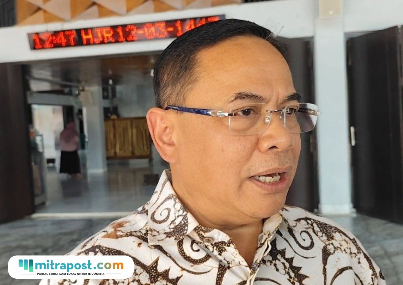 Foto: Bupati Pati Sudewo saat diwawancara oleh awak media (Mitrapost.com/ Kafi)