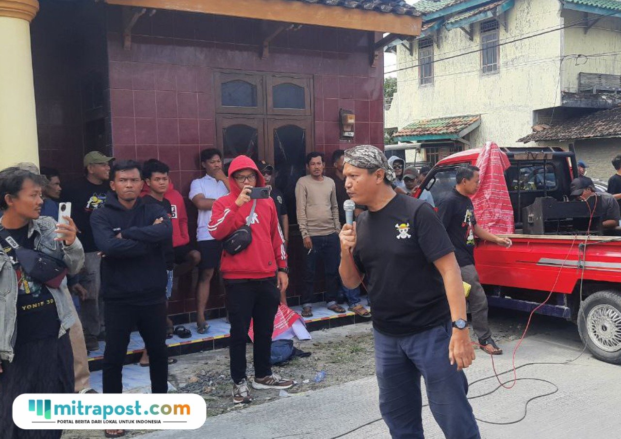 Foto: Warga Desa Talun, Kecamatan Kayen, Kabupaten Pati yang tergabung dalam Solidaritas Warga Talun (Solgatal) menggelar aksi demonstrasi di depan Balai Desa Talun pada Senin (1/9/2025) (Mitrapost.com/ Kafi)