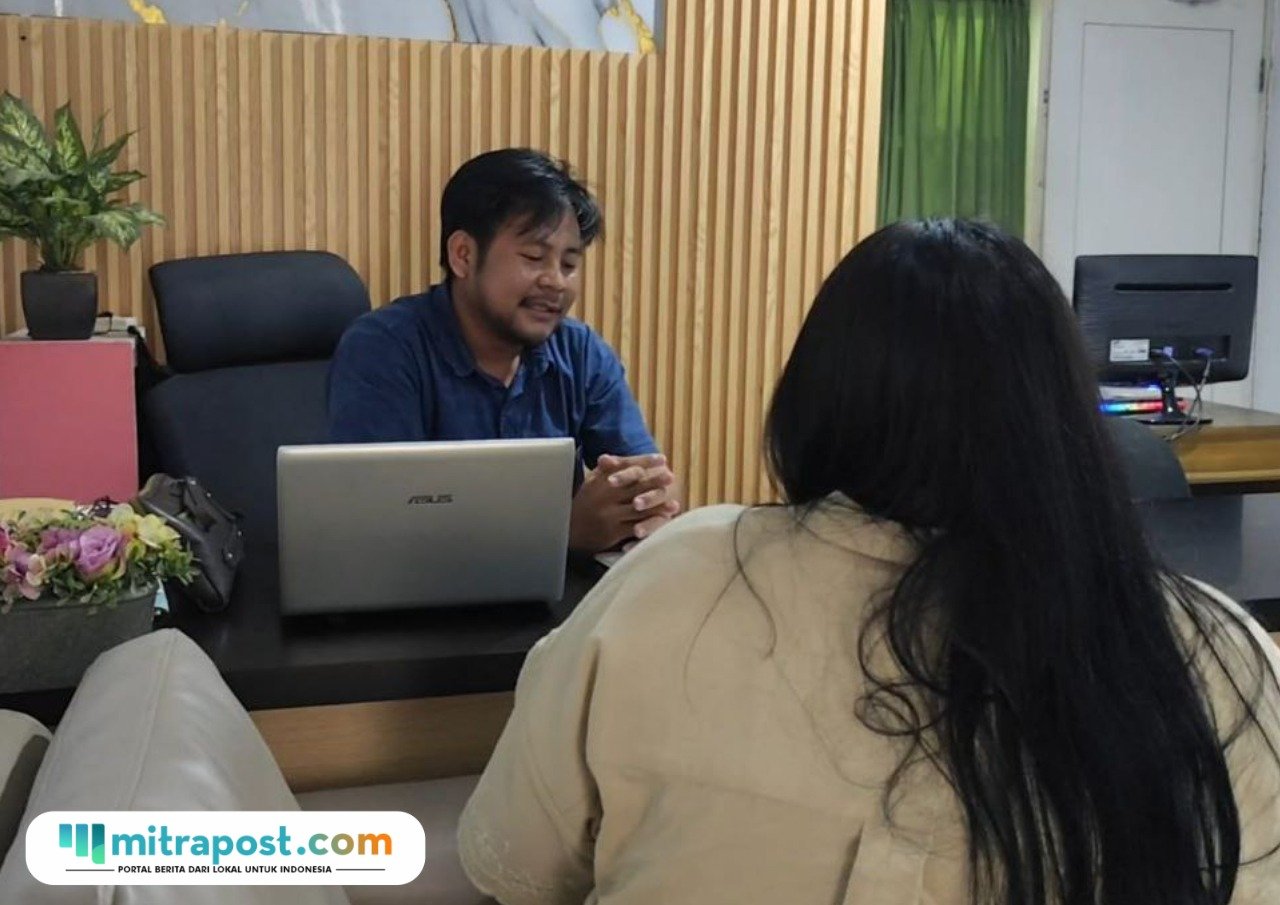 Foto: Ibu korban kasus bullying saat konsultasi dengan kuasa hukumnya, Kristoni Duha di kantornya beberapa waktu lalu (Mitrapost.com/ Kafi)