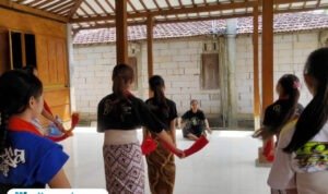 Foto: Suasana anak-anak berlatih menari di Sanggar Prigel Bromastro, Tambahmulyo, Gabus (Mitrapost.com/ Kafi)