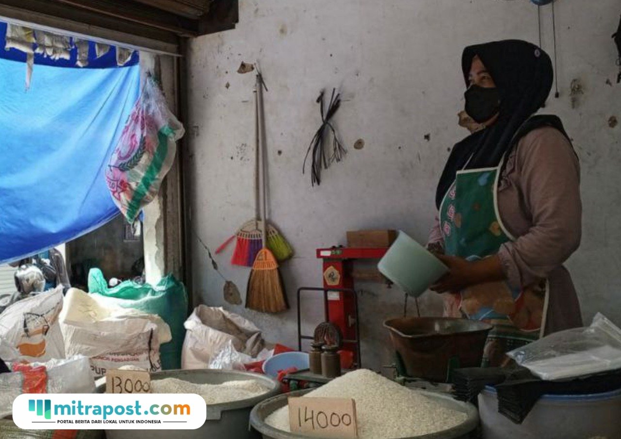 Foto: pedagang beras di Pasar Puri Baru (Mitrapost.com/ ilham) Foto: pedagang beras di Pasar Puri Baru (Mitrapost.com/ ilham)