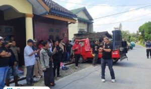 Foto: Perwakilan dari Solidaritas Gerakan Talun (Solgatal), Moh Ibnu Abas saat melakukan orasi di depan Balai Desa Talun, Kecamatan Kayen, Kabupaten Pati (Mitrapost.com/ Kafi)