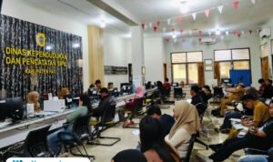 Foto : Pelayanan Administrasi Kependudukan di Disdukcapil Pati. (Sumber. Mitrapost.com/ Ilham)