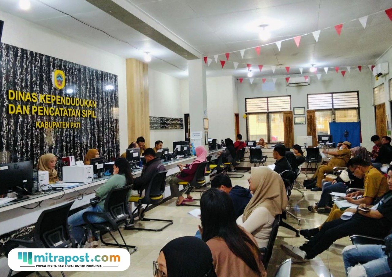 Foto : Pelayanan Administrasi Kependudukan di Disdukcapil Pati. (Sumber. Mitrapost.com/ Ilham)