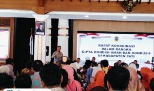 Foto : Kapolresta Pati Kombes Pol Jaka Wahyudi saat memberikan pengarahan di rapat koordinasi dalam rangka cipta kondisi aman dan kondusif, Pendopo Kabupaten Pati, Senin (01/09/2025). (Sumber. Mitrapost.com/ Ilham)