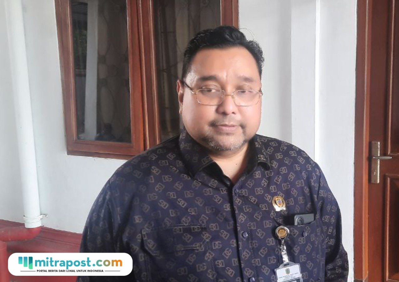 Foto: Wakil Ketua Pansus Hak Angket DPRD Kabupaten Pati, Joni Kurnianto saat diwawancara oleh awak media usai menemui warga yang tergabung dalam Masyarakat Pati Bersatu (Mitrapost.com/ Kafi)
