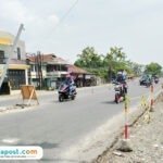 Foto : Proyek pelebaran jalan Provinsi di sebelah Patung Kuda Puri. (Sumber. Mitrapost.com/ Ilham)