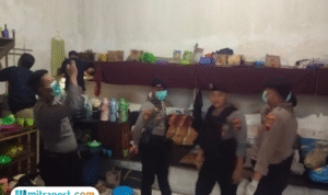 Foto: petugas Lapas Pati bersama TNI dan Polri melakukan razia ke suluruh kamar hunian warga binaan pada Jumat (10/10/2025) malam (Mitrapost.com/ Lapas Pati)