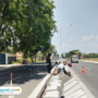 Foto : Pengerjaan tiang penerangan jalan umum yang berada di Jalan Panglima Sudirman sampai Tugu Bandeng. (Sumber. Mitrapost.com/ Ilham)