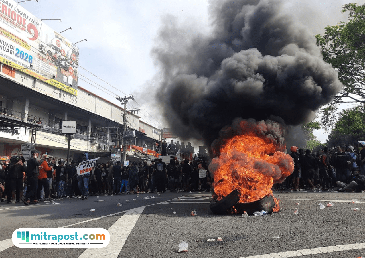 Foto : Massa Bakar Ban di depan Akses jalan menuju Kantor DPRD Kabupaten Pati. (Sumber. Mitrapost.com/ Ilham) Foto : Massa Bakar Ban di depan Akses jalan menuju Kantor DPRD Kabupaten Pati. (Sumber. Mitrapost.com/ Ilham)