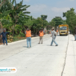 Foto : Pengecekan ruas jalan Cengkalsewu berbatasan dengan Kudus usai dilakukan perbaikan, belum lama ini. (Dok. DPUTR Kabupaten Pati)