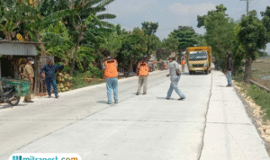Foto : Pengecekan ruas jalan Cengkalsewu berbatasan dengan Kudus usai dilakukan perbaikan, belum lama ini. (Dok. DPUTR Kabupaten Pati)