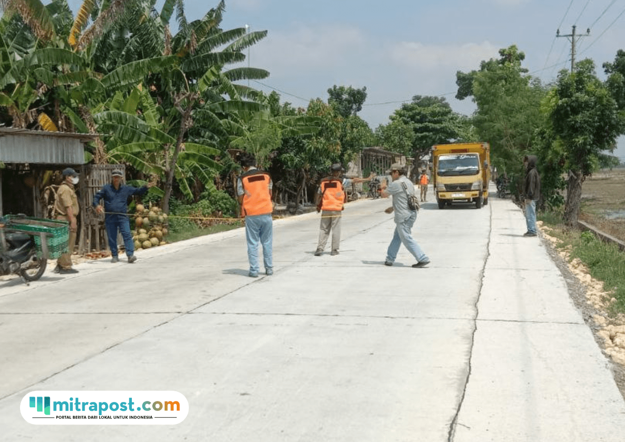 Foto : Pengecekan ruas jalan Cengkalsewu berbatasan dengan Kudus usai dilakukan perbaikan, belum lama ini. (Dok. DPUTR Kabupaten Pati)