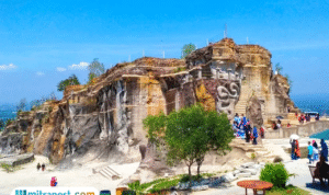 Foto: Tebing Breksi di Sleman, Yogyakarta (sumber: Tiket.com)