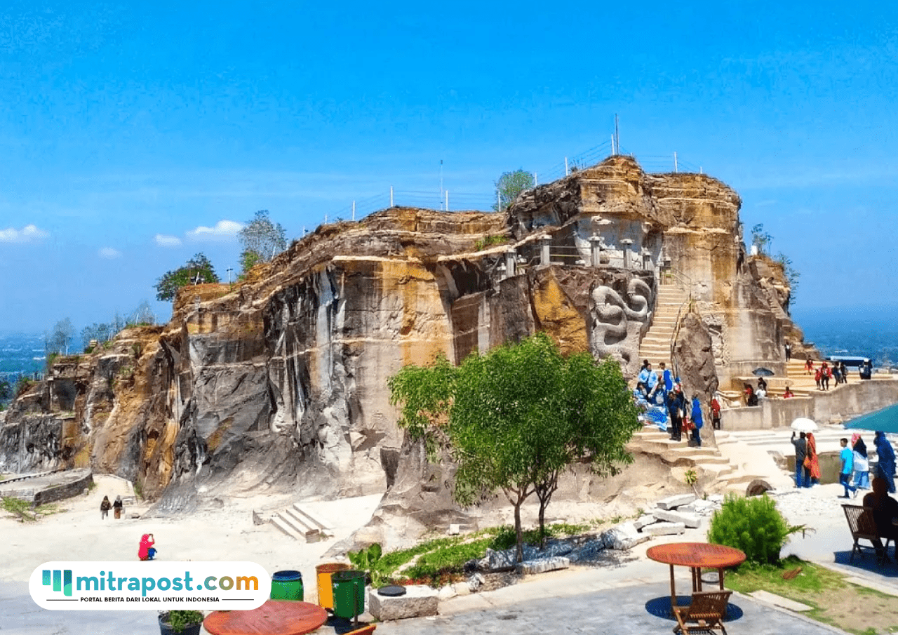 Foto: Tebing Breksi di Sleman, Yogyakarta (sumber: Tiket.com)