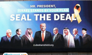 Foto: baliho yang menampilkan wajah para pemimpin negara di Tel Aviv, Israel (sumber: Threads)