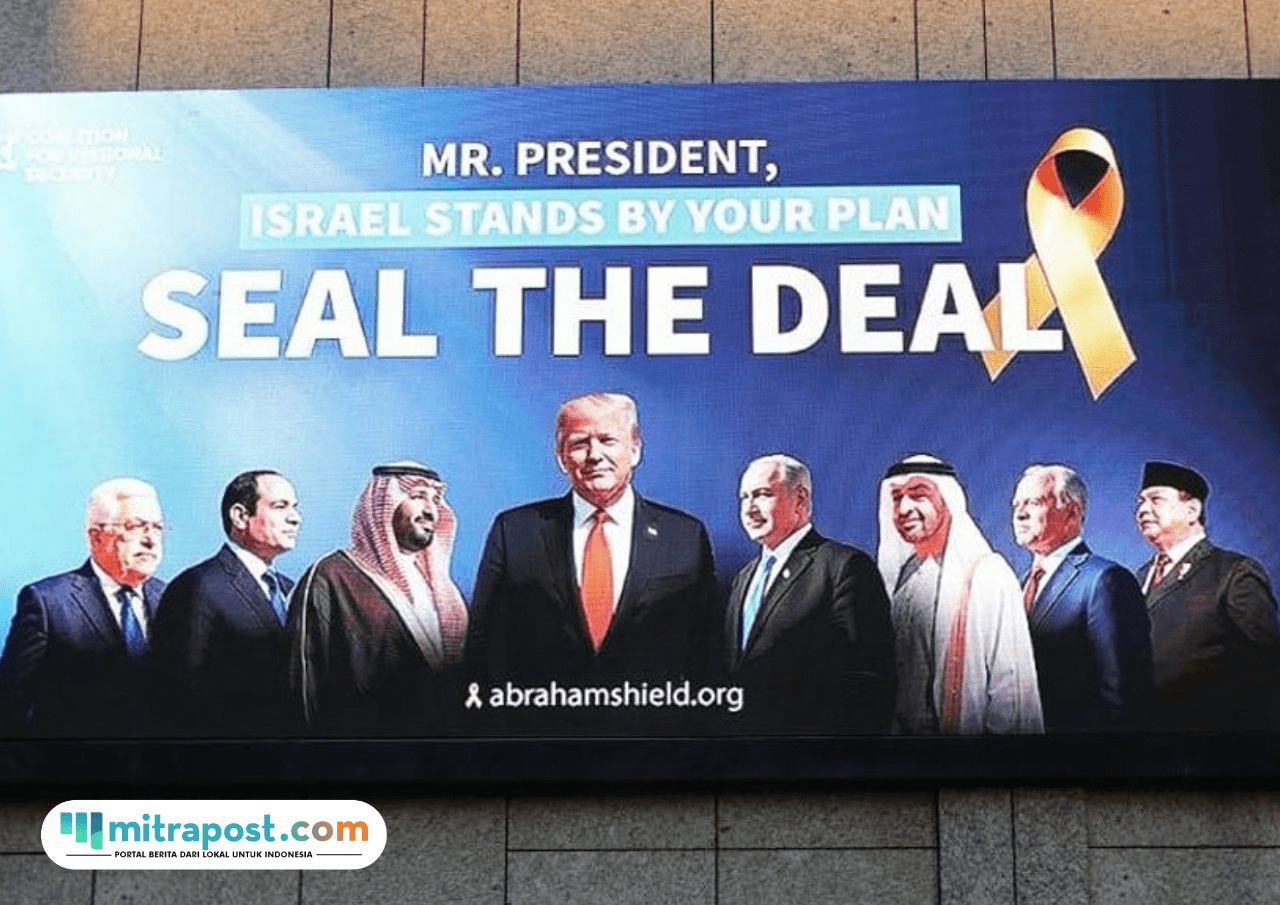 Foto: baliho yang menampilkan wajah para pemimpin negara di Tel Aviv, Israel (sumber: Threads)