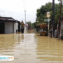 Foto : Kondisi banjir Desa Ketitang Wetan tepat di RT 5 RW 1, tampak tak banyak warga yang melakukan aktivitas sehari-hari. (Sumber. Mitrapost.com/ Ilham)