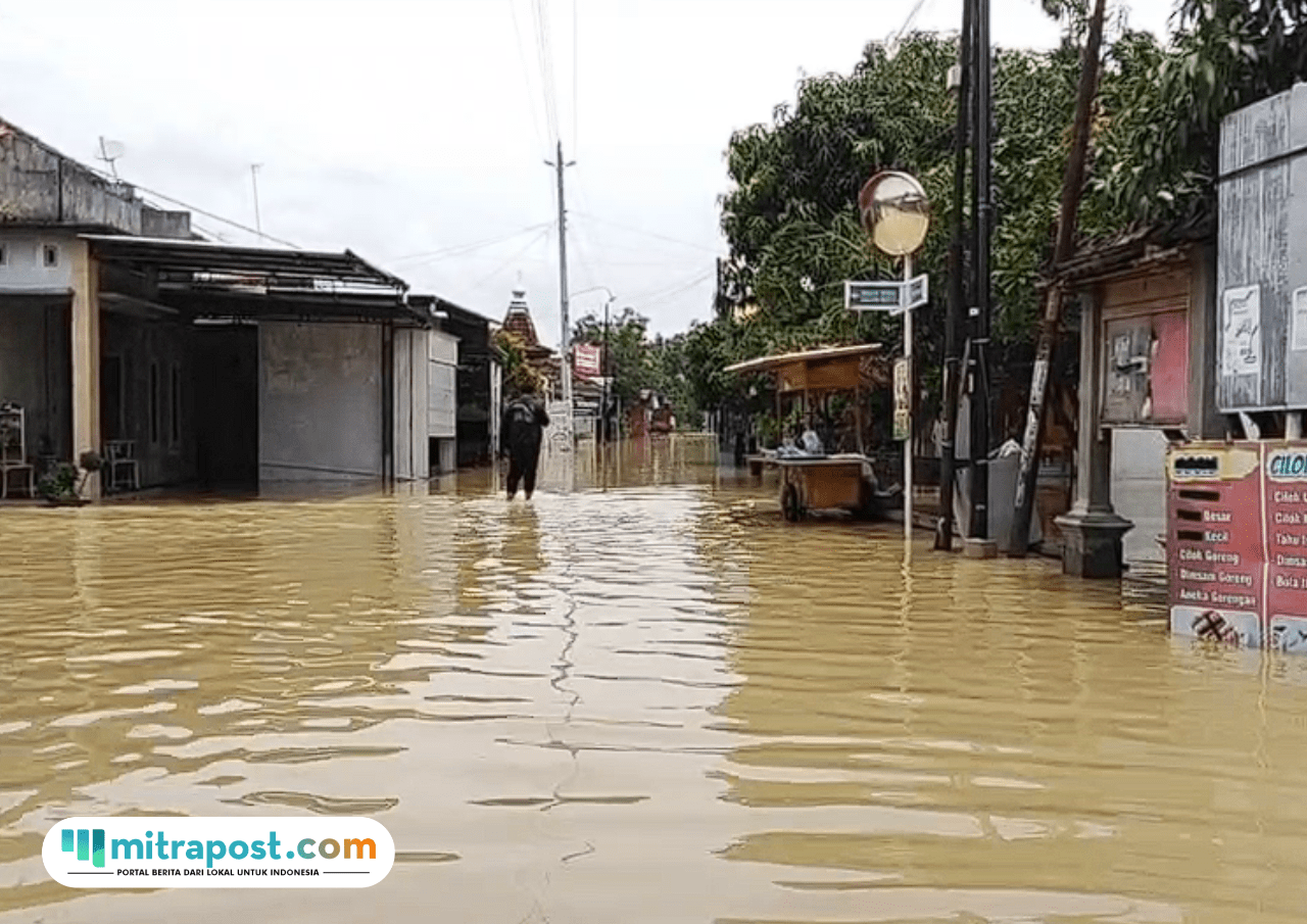 Foto : Kondisi banjir Desa Ketitang Wetan tepat di RT 5 RW 1, tampak tak banyak warga yang melakukan aktivitas sehari-hari. (Sumber. Mitrapost.com/ Ilham) Foto : Kondisi banjir Desa Ketitang Wetan tepat di RT 5 RW 1, tampak tak banyak warga yang melakukan aktivitas sehari-hari. (Sumber. Mitrapost.com/ Ilham)