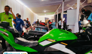 Foto : Sejumlah pembeli tengah melihat Pati Government Auto Show yang diikuti 11 Dialer di halaman parkir Samsat Pati. (Sumber. Mitrapost.com/ Ilham)