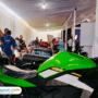 Foto : Sejumlah pembeli tengah melihat Pati Government Auto Show yang diikuti 11 Dialer di halaman parkir Samsat Pati. (Sumber. Mitrapost.com/ Ilham)