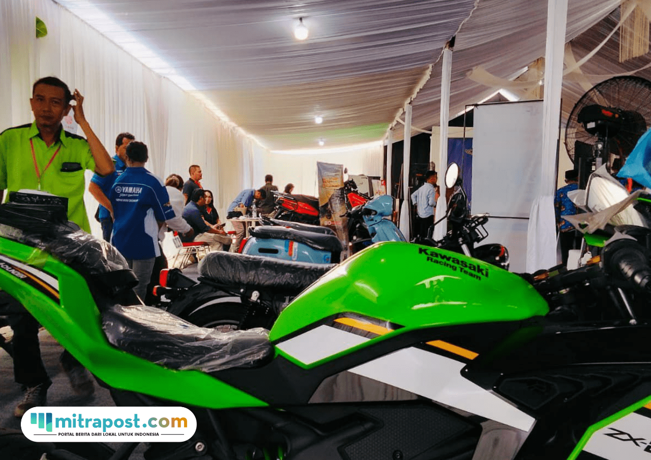 Foto : Sejumlah pembeli tengah melihat Pati Government Auto Show yang diikuti 11 Dialer di halaman parkir Samsat Pati. (Sumber. Mitrapost.com/ Ilham)