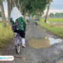 Foto: pelajar saat berangkat sekolah harus melalui jalan yang rusak parah (Mitrapost.com/ Kafi)