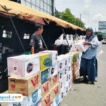 Foto : Tumpukan air mineral di depan Posko Masyarakat Pati Bersatu, Kamis (30/10/2025). (Sumber. Mitrapost.com/ Ilham)