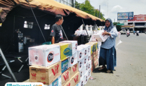 Foto : Tumpukan air mineral di depan Posko Masyarakat Pati Bersatu, Kamis (30/10/2025). (Sumber. Mitrapost.com/ Ilham) Foto : Tumpukan air mineral di depan Posko Masyarakat Pati Bersatu, Kamis (30/10/2025). (Sumber. Mitrapost.com/ Ilham)