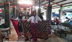 Foto: pelajar SMP Negeri 2 Margorejo Pati menjadi model dalam fashion show memperingati Hari Batik Nasional (Mitrapost.com/ Kafi) 