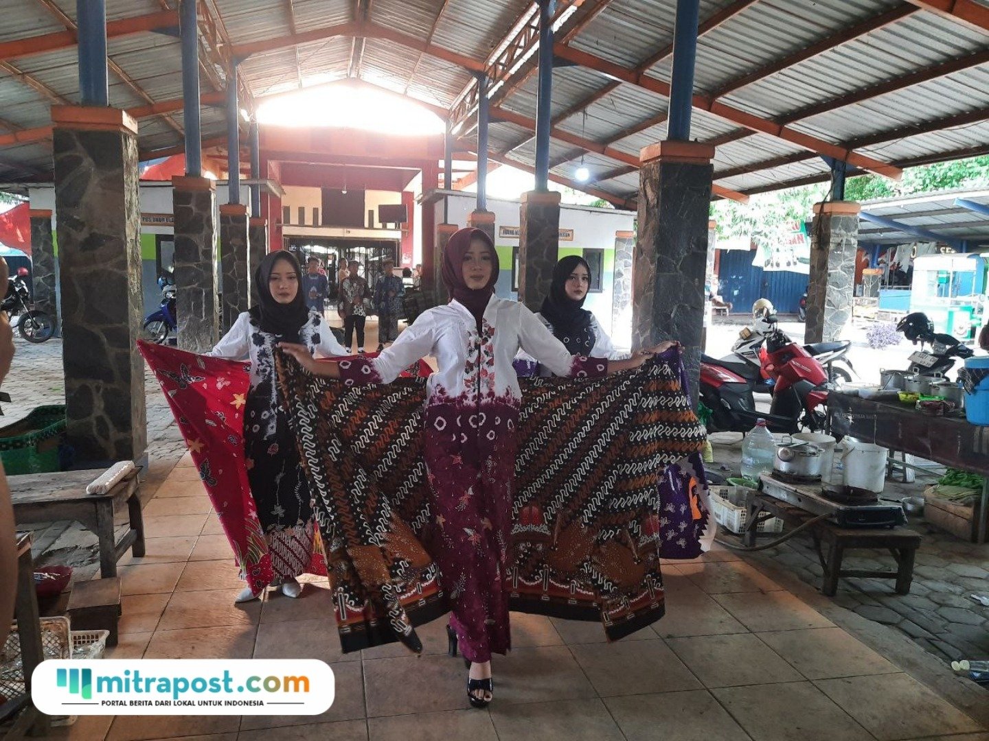 Foto: pelajar SMP Negeri 2 Margorejo Pati menjadi model dalam fashion show memperingati Hari Batik Nasional (Mitrapost.com/ Kafi) 