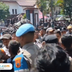 Foto: massa ricuh di depan gedung DPRD Kabupaten Pati (Mitrapost.com/ Kafi) 
