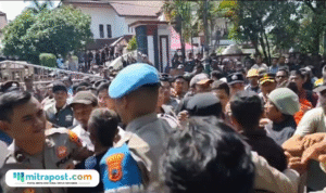 Foto: massa ricuh di depan gedung DPRD Kabupaten Pati (Mitrapost.com/ Kafi) 