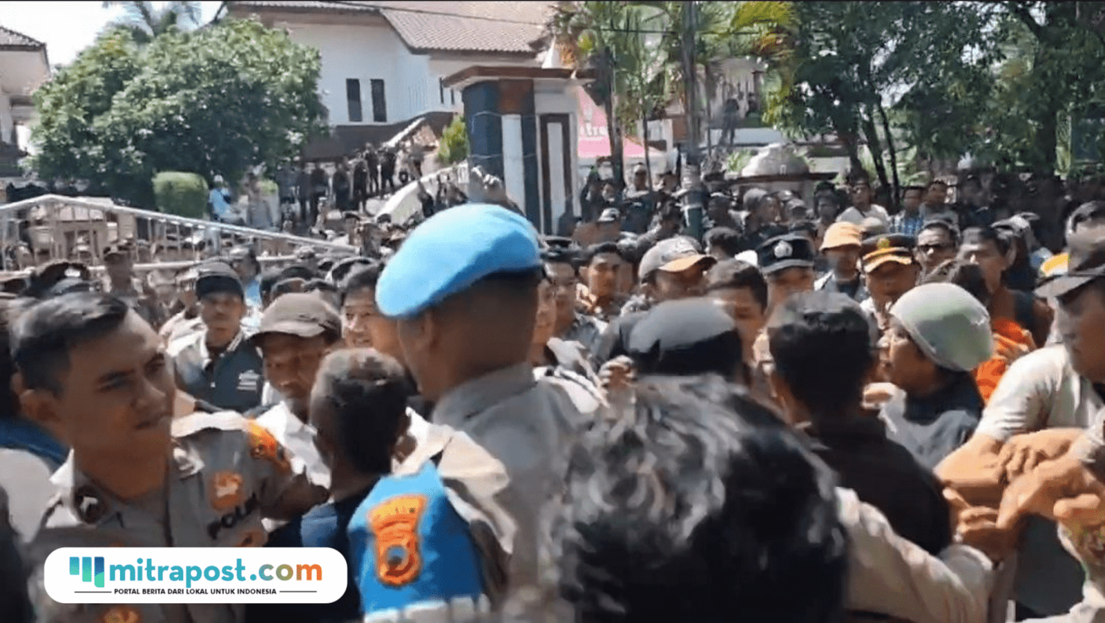 Foto: massa ricuh di depan gedung DPRD Kabupaten Pati (Mitrapost.com/ Kafi) 