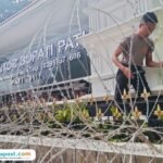 Foto : Sejumlah personel kepolisian tengah melakukan pemasaran kawat berduri di depan Kantor Bupati Pati, Kamis (30/10/2025) sore. (Sumber. Mitrapost.com/ Ilham)