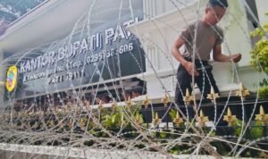 Picsart_25-10-31_09-27-35-691 Foto : Sejumlah personel kepolisian tengah melakukan pemasaran kawat berduri di depan Kantor Bupati Pati, Kamis (30/10/2025) sore. (Sumber. Mitrapost.com/ Ilham)