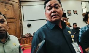 Foto : Ketua DPRD Kabupaten Pati, Ali Badruddin ditemui usai awak media usai melakukan sidang Paripurna, Jumat (31/10/2025). (Sumber. Mitrapost.com/ Ilham) Foto : Ketua DPRD Kabupaten Pati, Ali Badruddin ditemui usai awak media usai melakukan sidang Paripurna, Jumat (31/10/2025). (Sumber. Mitrapost.com/ Ilham)