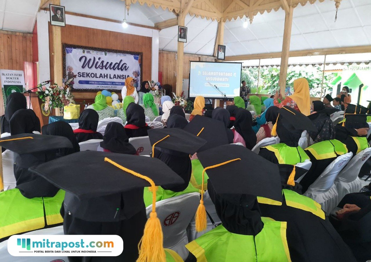 Foto: lansia di Desa Bajomulyo, Kecamatan Juwana, Kabupaten Pati diwisuda dengan gelar Sarjana Lansia Tangguh (SLT) (Mitrapost.com/ Kafi)