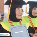 Foto: Sulimah dan Sukini saat diwisuda di Kecamatan Juwana (Mitrapost.com/ Kafi)