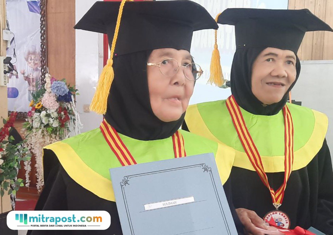 Foto: Sulimah dan Sukini saat diwisuda di Kecamatan Juwana (Mitrapost.com/ Kafi)