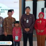 Foto: Salah satu wakil Pati yang ikut lomba Mata Pelajaran dan Seni Islami (MAPSI) tingkat Provinsi Jawa Tengah, Muhammad Mukhlishul Akbar, siswa kelas 3 SDN Tajungsari 02 (tengah) (Mitrapost.com/ Kafi)