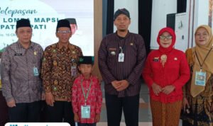 Foto: Salah satu wakil Pati yang ikut lomba Mata Pelajaran dan Seni Islami (MAPSI) tingkat Provinsi Jawa Tengah, Muhammad Mukhlishul Akbar, siswa kelas 3 SDN Tajungsari 02 (tengah) (Mitrapost.com/ Kafi)