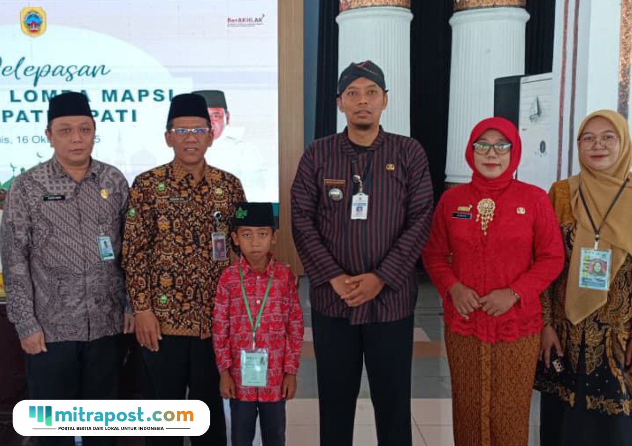 Foto: Salah satu wakil Pati yang ikut lomba Mata Pelajaran dan Seni Islami (MAPSI) tingkat Provinsi Jawa Tengah, Muhammad Mukhlishul Akbar, siswa kelas 3 SDN Tajungsari 02 (tengah) (Mitrapost.com/ Kafi)