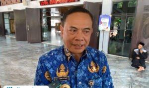 Foto: Bupati Pati Sudewo saat diwawancara oleh wartawan usai shalat Jumat (Mitrapost.com/ Kafi)